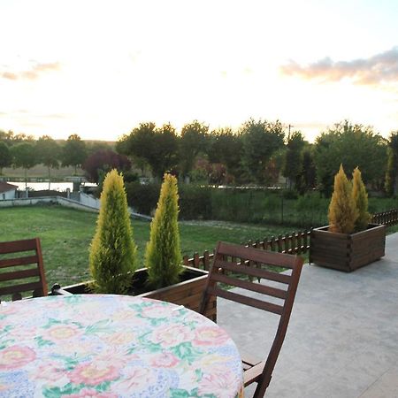 La Maison Et Son Jardin Sur Le Canal De Bourgogne Ravieres Luaran gambar
