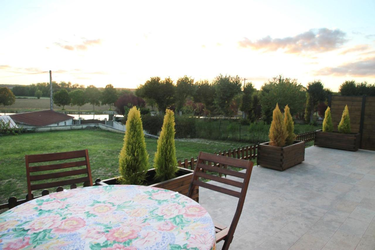 La Maison Et Son Jardin Sur Le Canal De Bourgogne Ravieres Luaran gambar