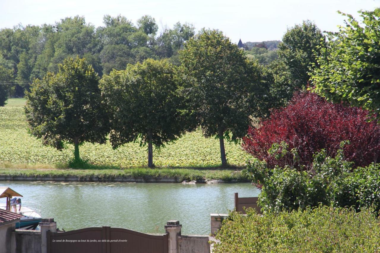 La Maison Et Son Jardin Sur Le Canal De Bourgogne Ravieres Luaran gambar